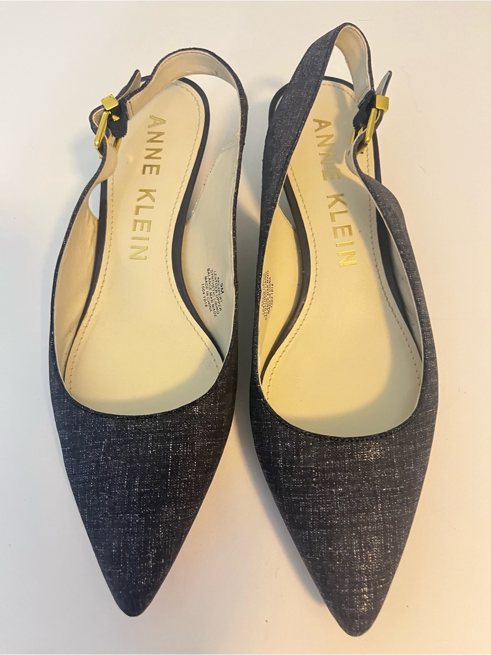 Anne Klein Renetta Slingback Kitten Heel. Navy w/ pointed toes. SIZE 9